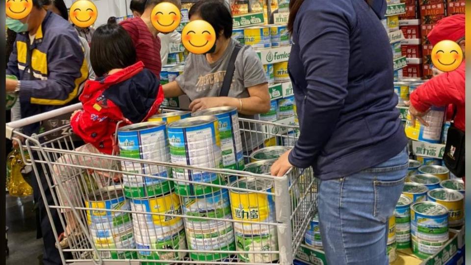 網友拍下好市多消費者瘋搶奶粉的畫面。（圖／翻攝COSTCO 好市多 消費經驗分享區局）