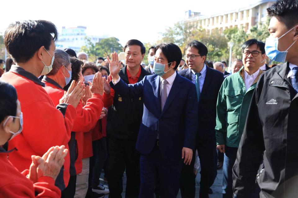 陳其邁陪同賴清德發送新春福袋，向市民拜年。（圖：高雄市政府提供）