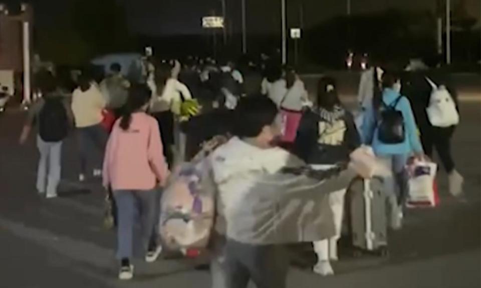 Personas saliendo del recinto de Foxconn en Zhengzhou el sábado.