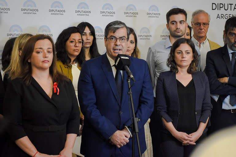 Cecilia Moreau, Germán Martínez y Vanesa Siley, en conferencia de prensa