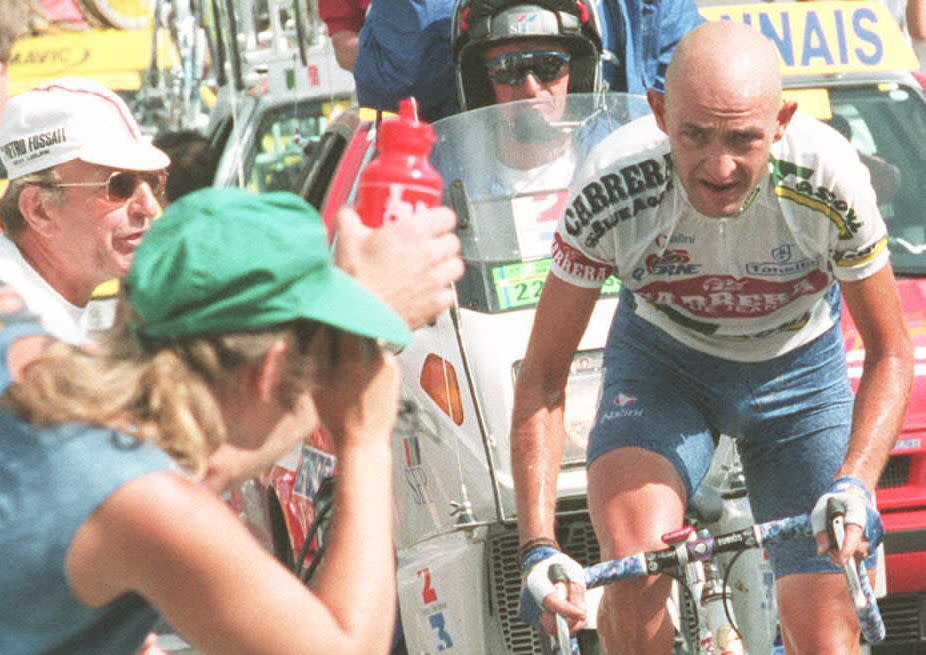 Marco Pantani, mostrando su icónico baile sobre la bicicleta  (Photo credit should read PATRICK KOVARIK/AFP via Getty Images)