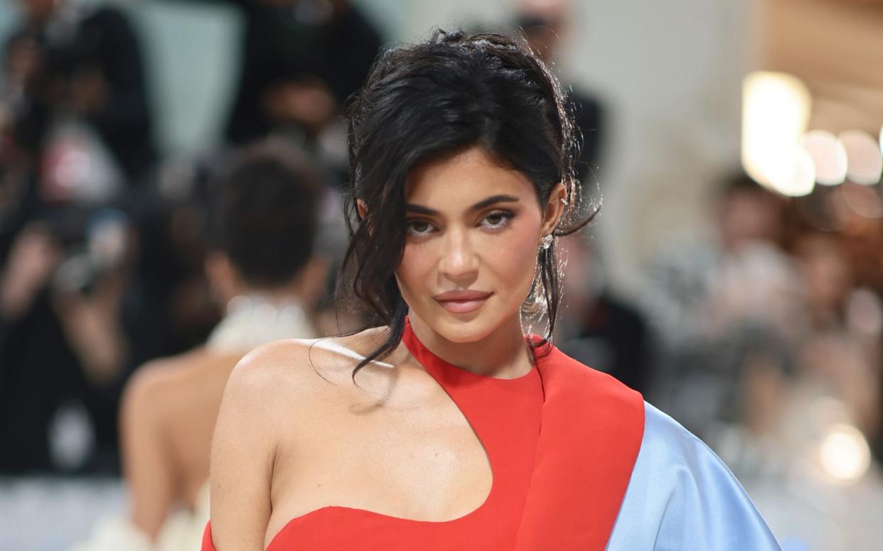 Kylie Jenner bereut einen schönheitschirurgischen Eingriff aus ihrer Jugend. (Bild: 2023 Dimitrios Kambouris/Getty Images for The Met Museum/Vogue)