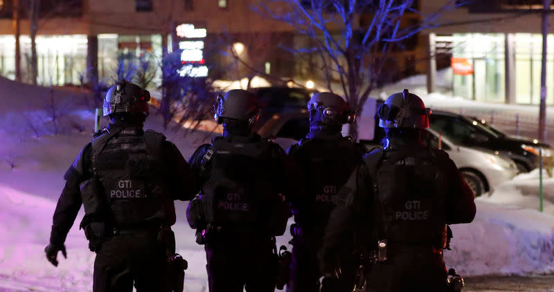 Une équipe du SWAT patrouille aux alentours de la mosquée où a éclaté une fusillade. Six personnes ont éte tuées et huit autres blessés dimanche soir dans une fusillade dans une mosquée de Québec, a annoncé la police canadienne, qui a qualifié l'attaque de "terroriste". /Photo prise le 29 janvier 2017/REUTERS/Mathieu Belanger