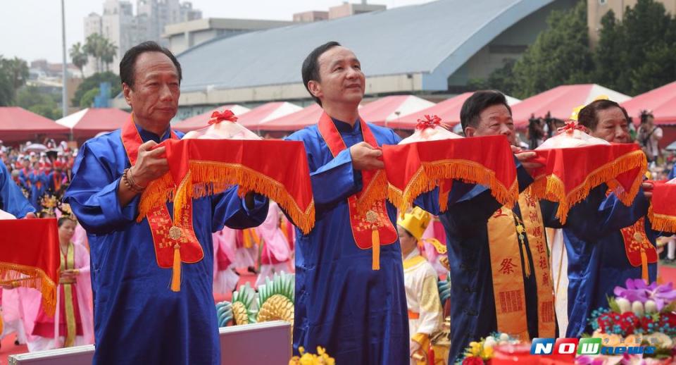 ▲新北市板橋第二運動場，今（24）日依古禮舉行湄洲媽祖巡安新北三獻祈福大典，由新北市長朱立倫、鴻海董事長郭台銘等人擔任主祭，周錫瑋等人陪祭。（圖／記者陳志仁攝，2017.09.24）