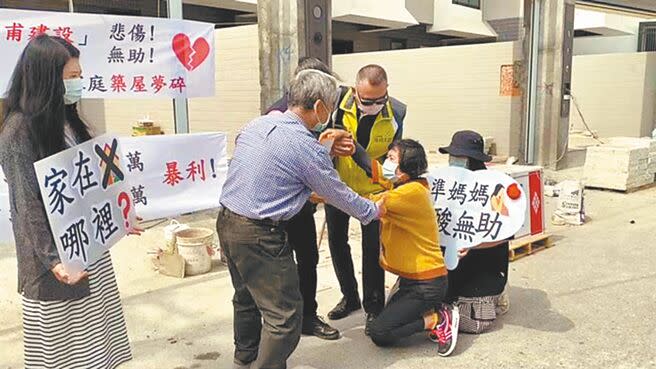 嘉義縣民雄鄉民眾下跪向民代陳情，泣訴買預售屋遭無良建商一屋二賣。（廖素慧攝）