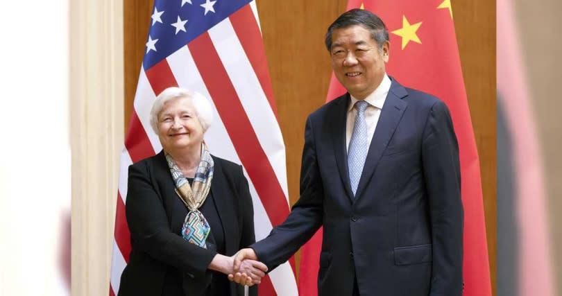 美國財政部長葉倫曾在去年7月訪華，與中國國務院副總理何立峰，討論「經濟工作小組」的成立。（圖／達志／美聯社）