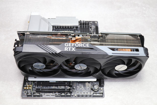 效能強到你會怕！技嘉GeForce RTX 4090 GAMING OC 24G 顯示卡開箱＋