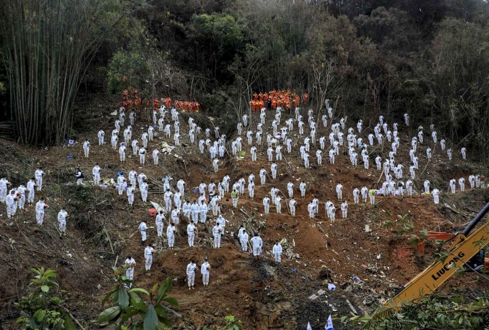 2022年3月27日，中國廣西壯族自治區梧州，救援人員在現場默哀，悼念東航波音737-800客機MU5735航班的遇難者。