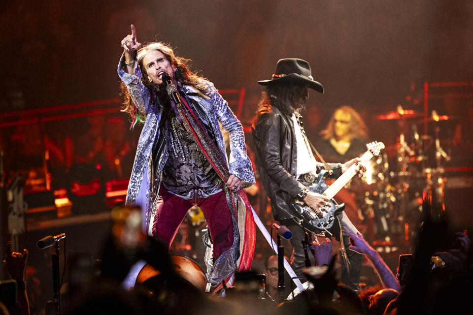 Steven Tyler, izquierda, y Joe Perry de Aerosmith durante uno de sus conciertos de la gira "Peace Out: The Farewell Tour" el sábado 2 de septiembre de 2023, en Wells Fargo Center en Filadelfia. (Foto Amy Harris/Invision/AP)