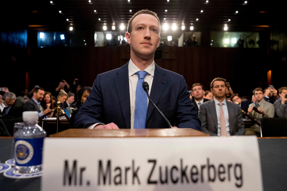 El jefe de Facebook, Mark Zuckerberg, al iniciar dos días de audiencias ante el Congreso por un escándalo de privacidad que afecta a su empresa, el martes 10 de abril de 2018 en Washington. (AP Foto/Andrew Harnik)