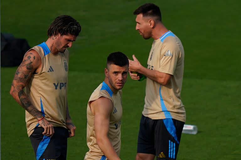 Giovani Lo Celso, entre Rodrigo De Paul y Lionel Messi, durante el entrenamiento de en el campus de la Kennesaw University; el volante de Tottenham es una debilidad de Scaloni