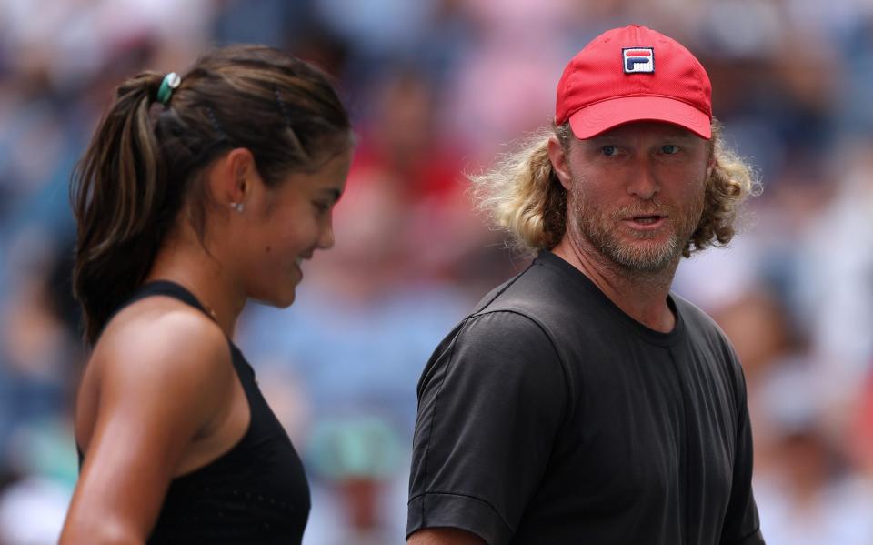 Emma Raducanu de Gran Bretaña en una sesión de práctica con el entrenador Dmitry Tursunov de Rusia durante las vistas previas para el US Open de tenis 2022 en el USTA Billie Jean King National Tennis Center el 27 de agosto de 2022 en el barrio de Flushing del distrito de Queens en la ciudad de Nueva York. -Julian Finney/Getty Images