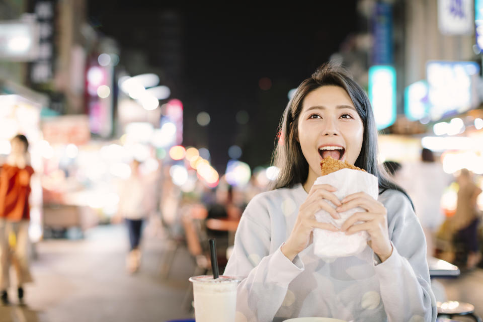 在台灣夜市，隨處可見民眾吃炸雞、喝珍珠奶茶。