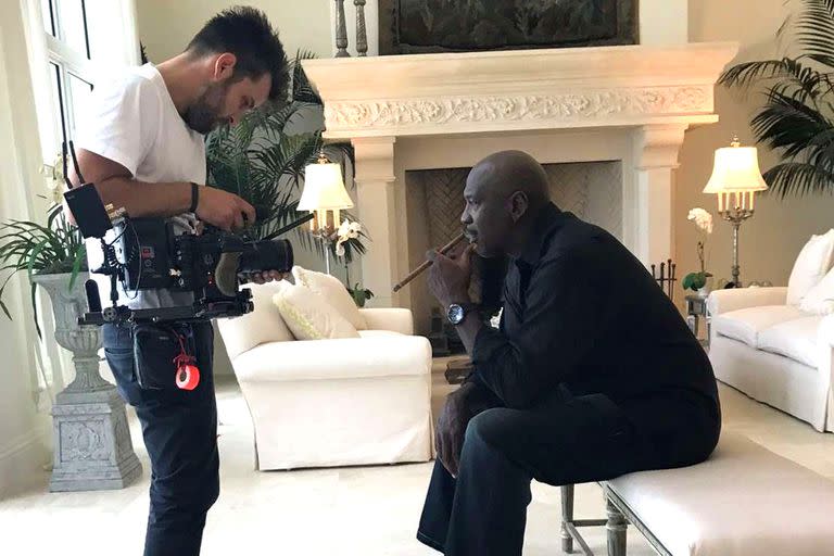 Michael Jordan rondando la toma con que comienza el documental The Last Dance