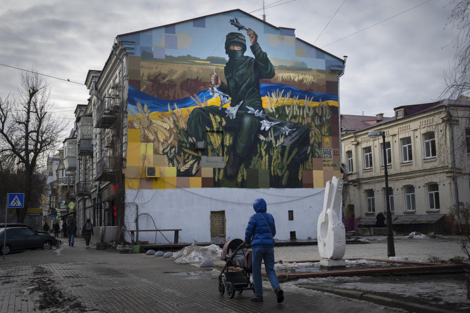 Un mural muestra al soldado de la Guardia Nacional ucraniana Roman Holomba, de 19 años, que derribó siete aviones de combate rusos y un misil con un sistema portátil de defensa antiaérea Igla, en Kiev, Ucrania, el 19 de enero de 2024. Holomba es el soldado más joven en recibir el reconocimiento estatal de Héroe de Ucrania. (AP Foto/Efrem Lukatsky)