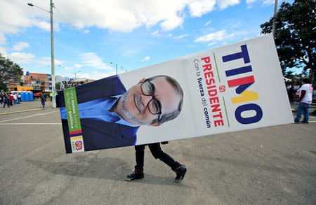 A man carries a banner of the FARC leader Rodrigo Londono, known as Timochenko, during the presentation as a candidate for the presidency of Colombia in Bogota, Colombia January 27, 2018. REUTERS/Jaime Saldarriaga