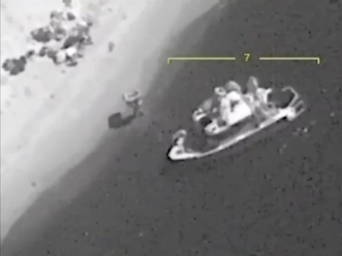 Украинската армия сподели видео от момента, в който казва, че един от нейните въздушни дронове е потопил руски военноморски кораб