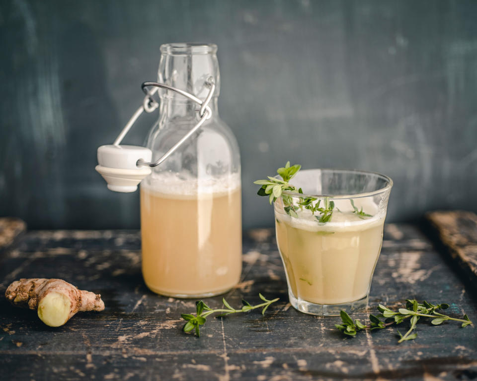 Ein Ingwertee ist ganz einfach selbst gemacht, super lecker und gesund! Einfach Ingwerscheiben mit heißem Wasser aufgießen. (Bild: Getty Images)