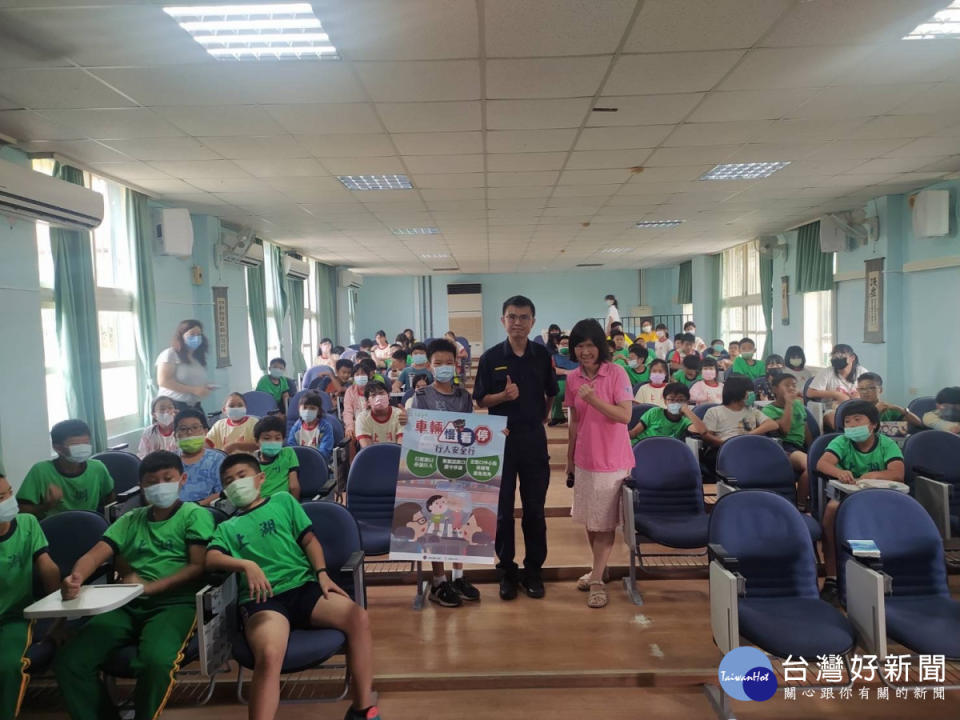 楊梅警方校園宣導防詐、保護婦幼及交通安全。