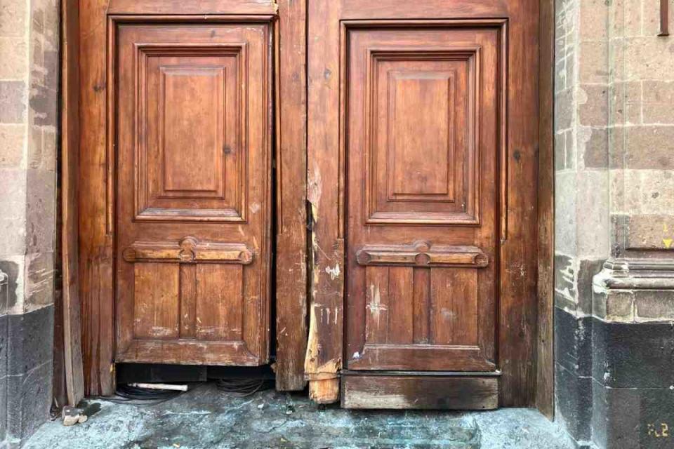 puerta palacio nacioal ayotzinapa