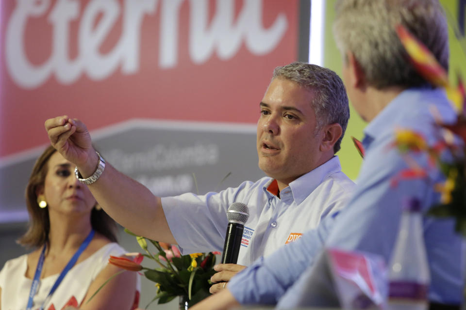 El candidato de derechas por el partido Centro Democrático a la presidencia de Colombia, Iván Duque, habla hoy, jueves 7 de junio de 2018, durante el Congreso Colombiano de la Construcción, organizado por la Cámara Colombiana de Construcción (CAMACOL), en Cartagena (Colombia). EFE/RICARDO MALDONADO ROZO