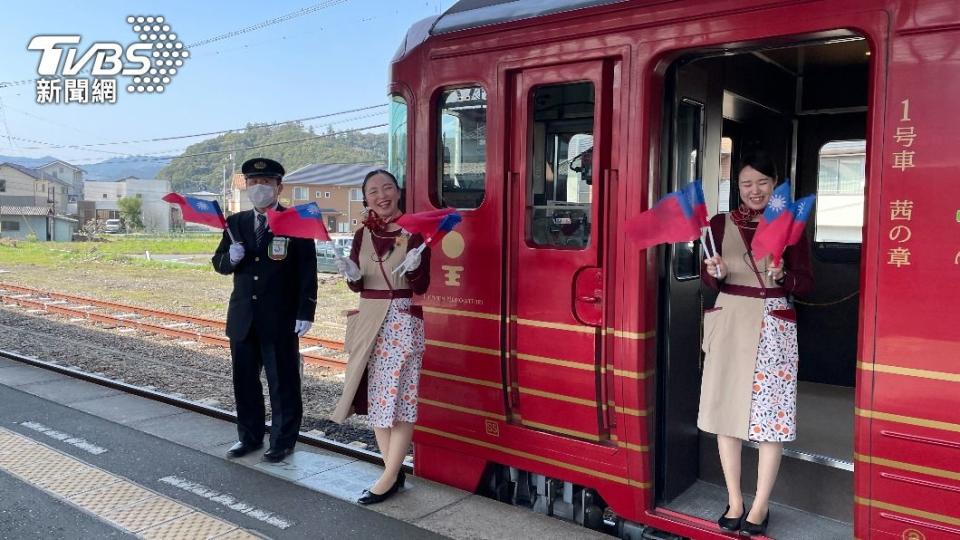 伊予灘物語觀光列車車長與工作人員熱情揮手。（圖／黃貞怡攝）