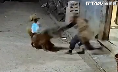 小男孩跌倒狗狗當緩衝，爺爺以為是狗狗欺負他，直接對牠動粗。（圖／截至微博）