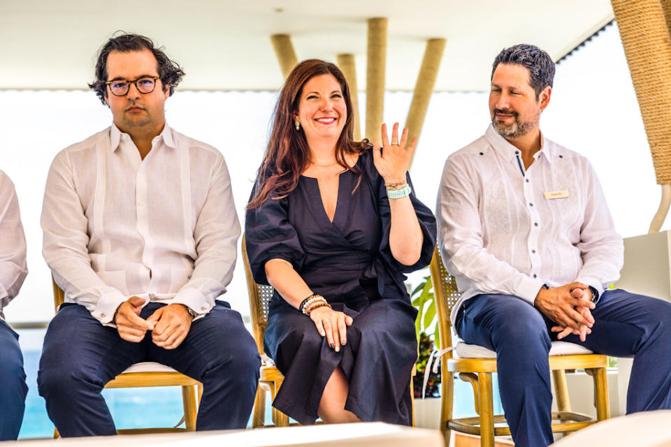 De izquierda a derecha: Andrés Chico Hernández, co-CEO de Grupo Tortuga, Nicole Tilzer, VP de Estrategia de Resorts y All-Inclusive de Hilton, y Alejandro Larrondo, gerente general de Hilton Cancún Mar Caribe, en la ceremonia de apertura del nuevo hotel de la cadena. | Foto: cortesía.