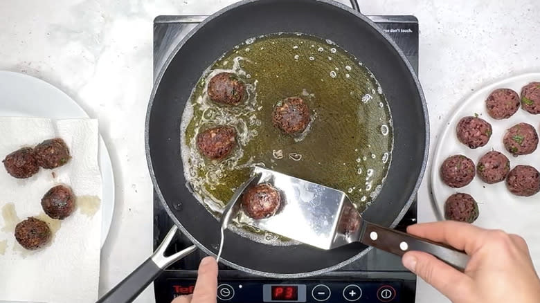 'meatballs' on paper towel–lined plate