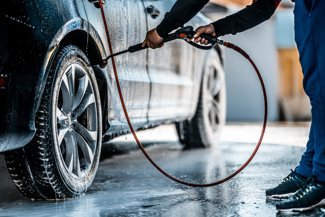 Auch im Winter darf das Auto gewaschen werden. (Symbolbild: Getty Images)