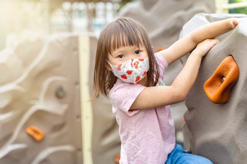 Niña escalando