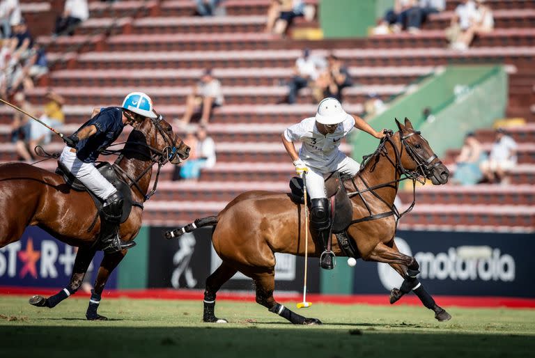 Juan Martín Zubía domina la bocha ante la presencia del padre de su novia, Adolfo Cambiaso; el chico de 22 años fue de los mejores de La Ensenada en el inolvidable éxito sobre La Dolfina en el Abierto de Palermo.