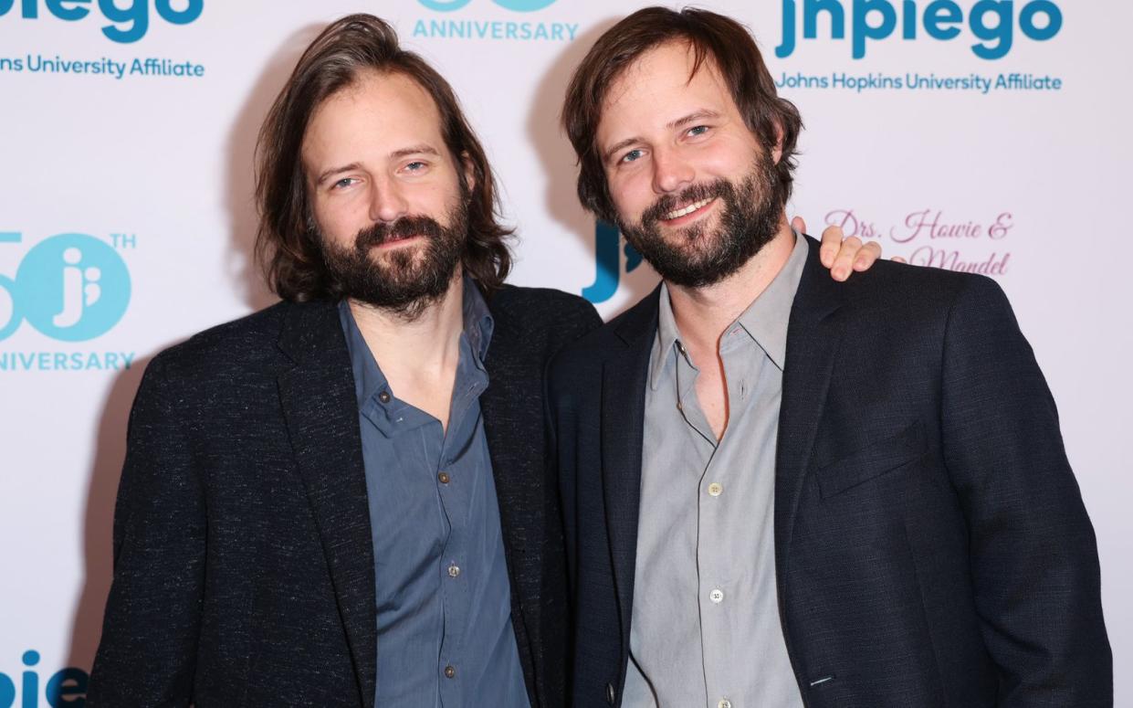 Die Brüder und "Stranger Things"-Schöpfer Matt und Ross Duffer arbeiten an einer neuen SciFi-Serie. (Bild: 2022 Getty Images/Phillip Faraone)