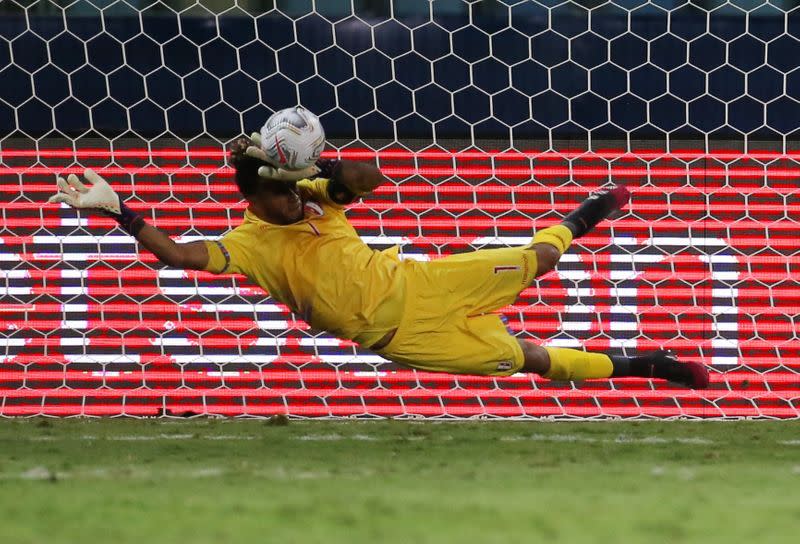 El arquero peruano Pedro Gallese contiene un penal durante la definición ante Paraguay.