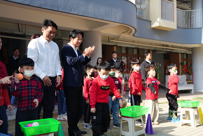 賴清德參訪大義非營利幼兒園。   圖：賴清德競總提供