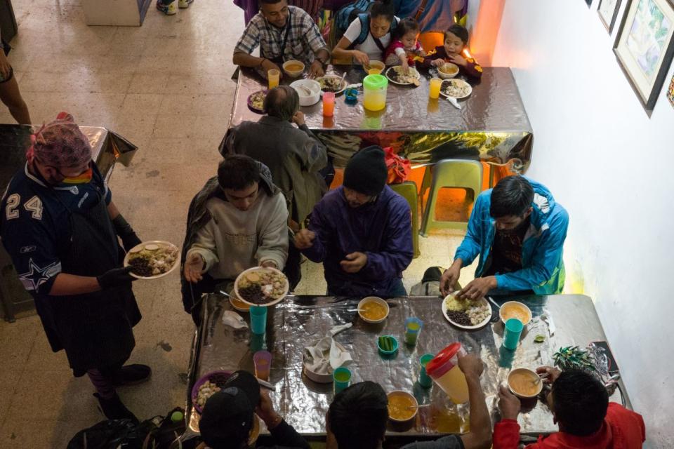 Familias, integrantes de la comunidad LGBT+  y personas en situación vulnerable degustan la comida en el Comedor Comunitario LGBTTTIQ+ "Manos Amigues" en la colonia Guerrero