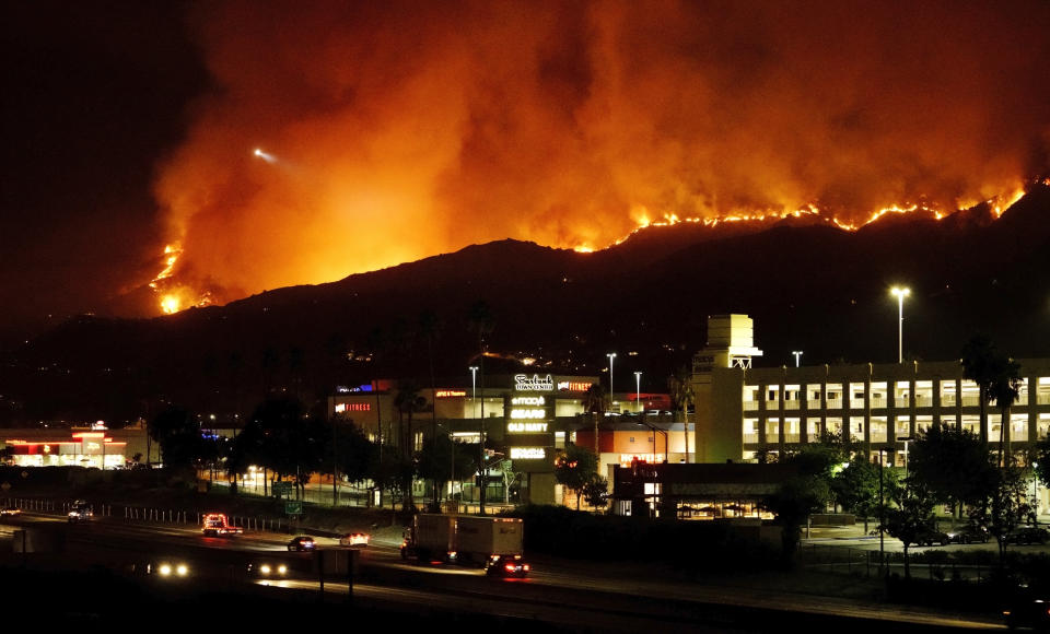 The La Tuna wildfire rages in the Verdugo Mountains above Burbank, CA on September 2, 2017. (Photo by Paul Mounce/Getty Images)