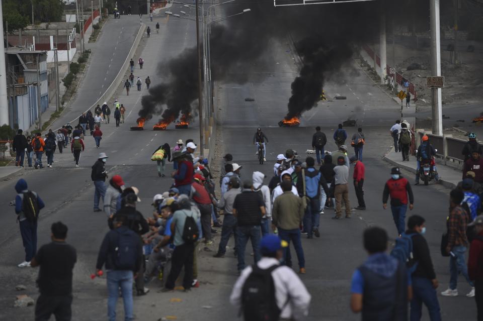 Manifestantes bloquean una carretera para protestar contra el Congreso y el gobierno de la presidenta peruana Dina Boluarte en Arequipa, Perú, el jueves 19 de enero de 2023. (AP Foto/José Sotomayor)