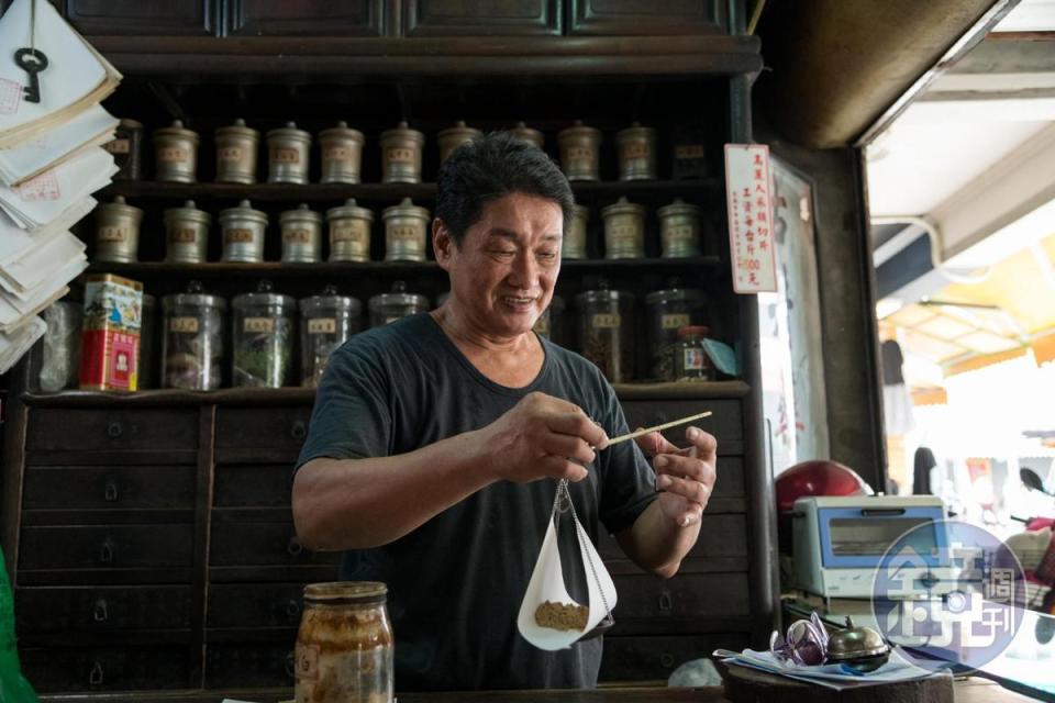 「古井藥房」第3代傳人曾世杰守住傳統，在地刁嘴指名現秤胡椒粉。