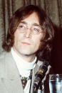 Die Beziehung von John Lennon zu den Beatles wurde nach seiner Hochzeit mit Yoko Ono immer komplizierter. Auch mit den Songs der Band konnte er sich nicht mehr identifizieren. Über "Let It Be" sagte er einmal, dass das Lied nichts mit den Beatles zu tun habe. Er wisse nicht, was Paul McCartney sich dabei gedacht habe, als er es schrieb. (Bild-Copyright: AP)
