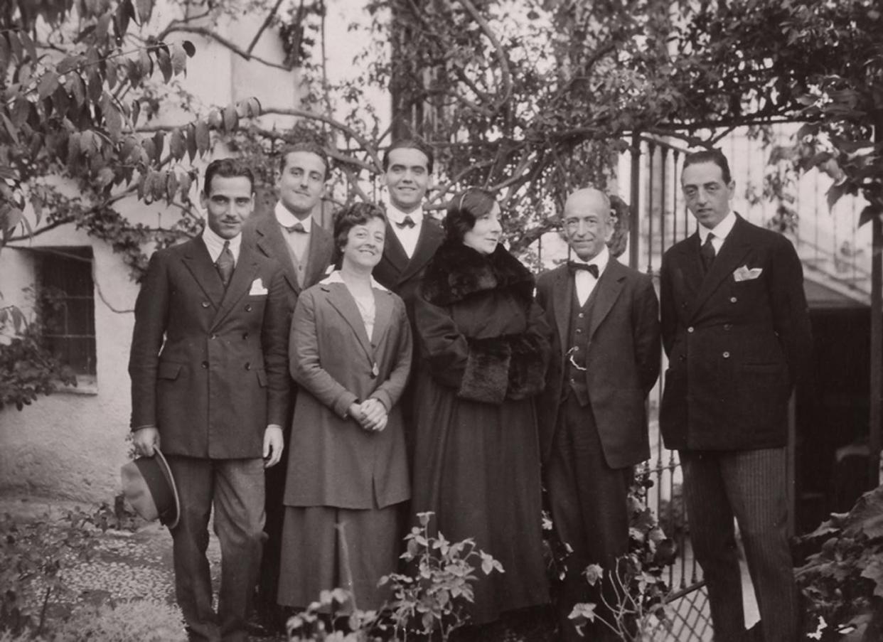 <span class="caption">De izquierda a derecha: Francisco García Lorca, Antonio Luna, María del Carmen de Falla, Federico García Lorca, Wanda Landowska, Manuel de Falla y el doctor José Segura en Granada en 1922.</span> <span class="attribution"><a class="link " href="https://www.manueldefalla.com/es/imagenes/galeria-granada-1919-1939" rel="nofollow noopener" target="_blank" data-ylk="slk:Fundación Archivo Manuel de Falla, Granada, 2013.;elm:context_link;itc:0;sec:content-canvas">Fundación Archivo Manuel de Falla, Granada, 2013.</a></span>