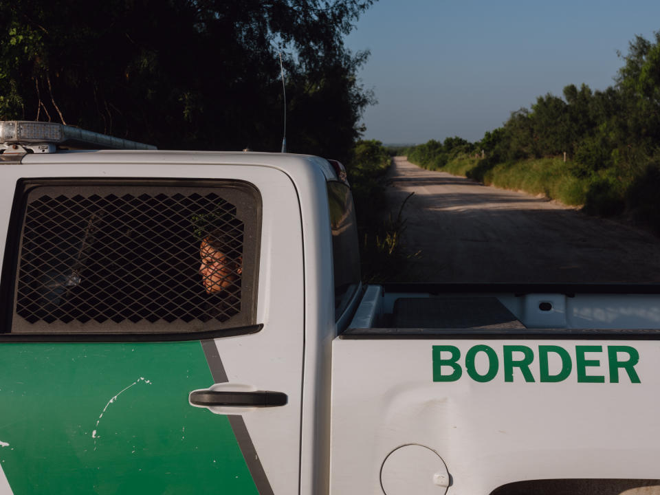 Un migrante detenido en un camión de un agente fronterizo estadounidense cerca de McAllen, Texas, el 20 de julio de 2021. (Christopher Lee/The New York Times)