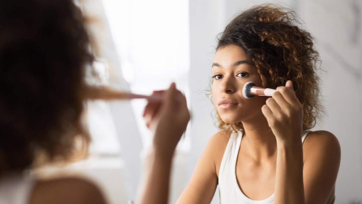 Sets de brochas de maquillaje con los que podrás lucir como profesional sin invertir tanto, ya que tienen descuentos del 40%. Foto: getty Image. 