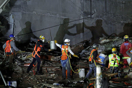 Rescue teams remove rubble of a collapsed building after an earthquake in Mexico City. REUTERS/Daniel Becerril