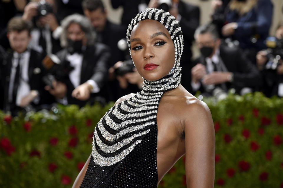 Janelle Monae llega a la gala a beneficio del Instituto del Vestido del Museo Metropolitano de Arte para celebrar la inauguración de la exposición "In America: An Anthology of Fashion" el lunes 2 de mayo de 2022 en Nueva York. (Foto Evan Agostini/Invision/AP)