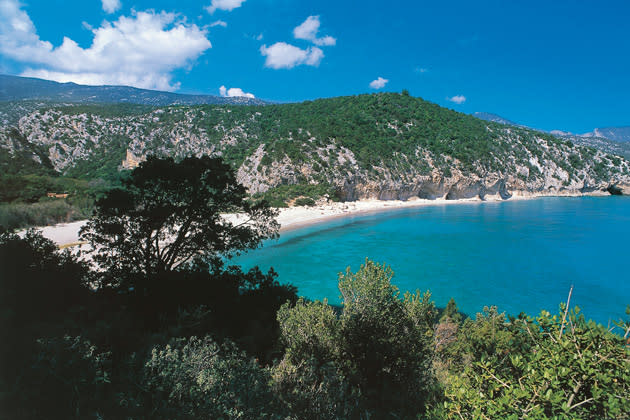 <b>Spiaggia Biderrosa, Sardinien</b><br><br>Insgesamt fünf Buchten liegen im Nationalpark von Biderrosa, an denen auch Robinson Crusoe seine wahre Freude gehabt hätte. Da die Parkwächter akribisch darauf achten, dass niemals mehr als 80 Autos pro Tag das Gebiet durchfahren, ist es hier das ganze Jahr über herrlich ruhig. (Bild: ddp images)