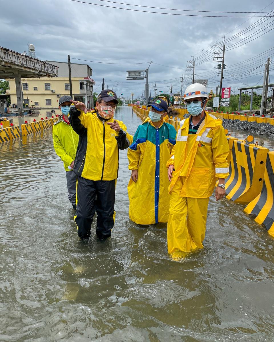 潘孟安表示目前積淹水地區水大部分已退，但後續仍有雨勢，絕對不能掉以輕心。   圖：翻攝 潘孟安臉書