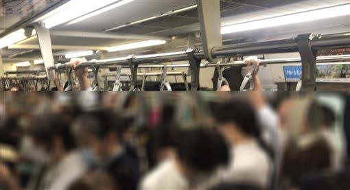 日本通勤電車爆人潮。（圖／翻攝自推特）