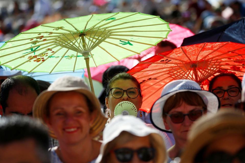 Tourists brave the heat in St. Peter's Square, at the Vatican (REUTERS)