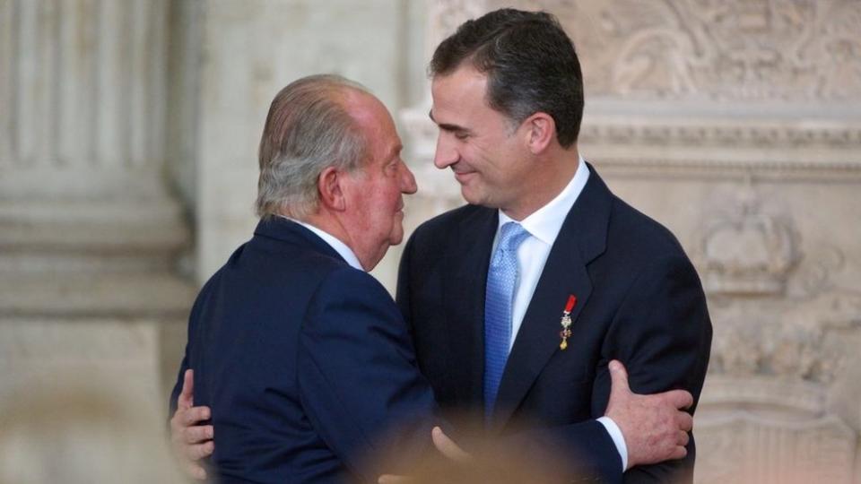 Juan Carlos I y su hijo, el rey Felipe VI.